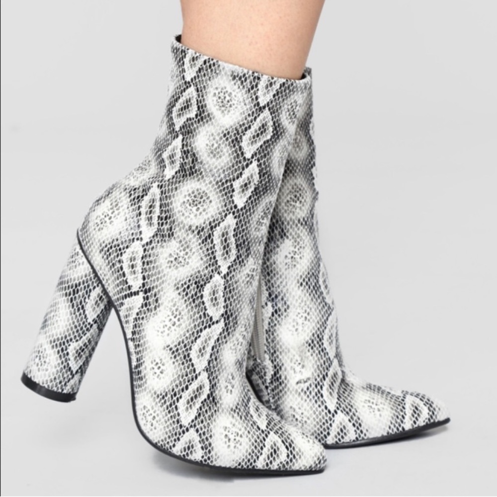 Faux snake skin super cute vintage look boots